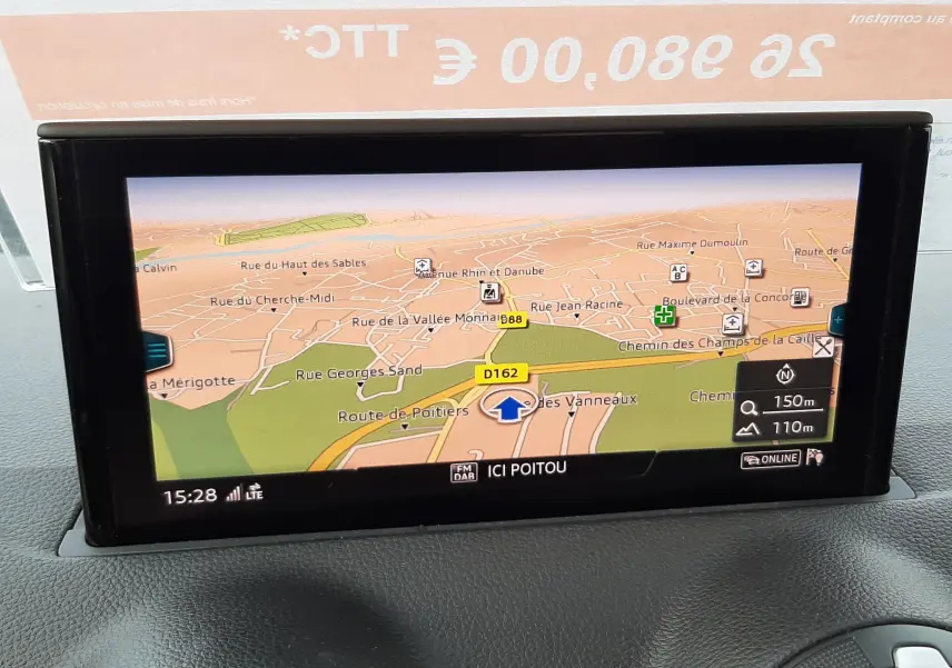 Écran central de navigation GPS affichant une carte détaillée dans l'Audi Q2 noir mito metal 2023.
