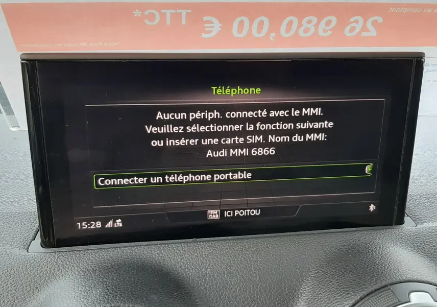 Écran central de l'Audi Q2 noir Mito Metal 2023 affichant la connexion téléphone via MMI, entouré des aérateurs circulaires.