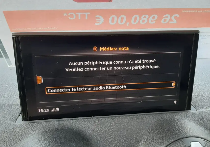 Écran multimédia affichant la connexion Bluetooth dans l'habitacle d'un Audi Q2 noir mito metal 2023.