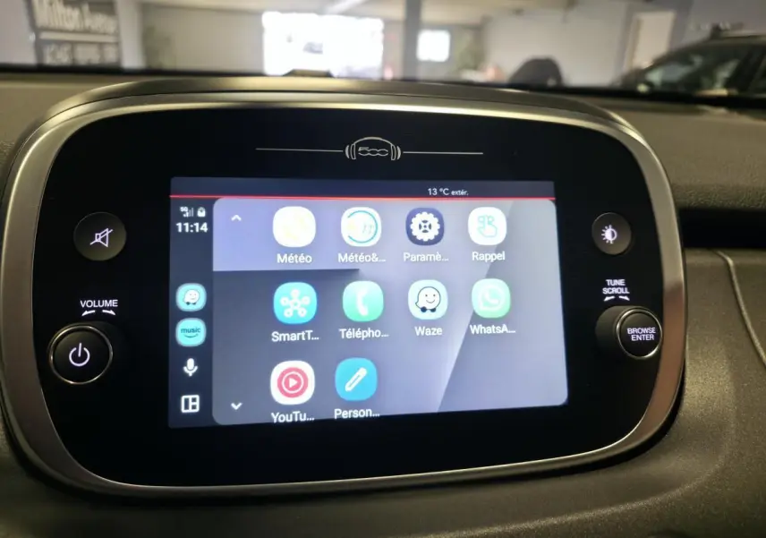 Écran tactile central du tableau de bord de la Fiat 500X 2024, affichant les applications connectées.