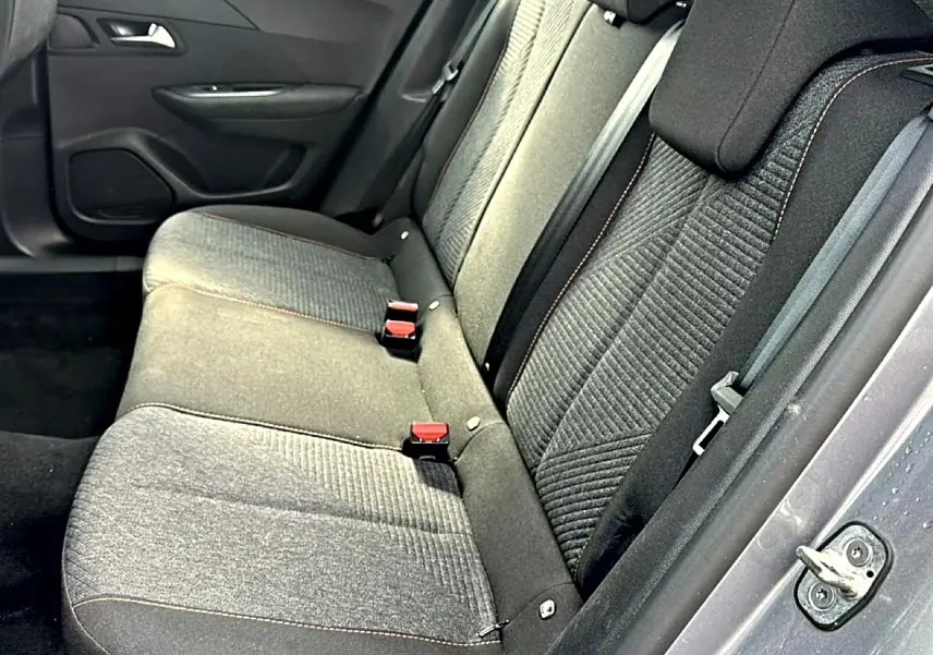 Vue intérieure côté droit sur la banquette arrière grise du Peugeot 2008 1.2 hybrid 145 style e-dcs6 2025.