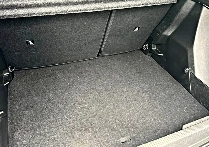 Coffre spacieux et propre du Peugeot 2008 gris, vue intérieure montrant le plancher et les parois du coffre.