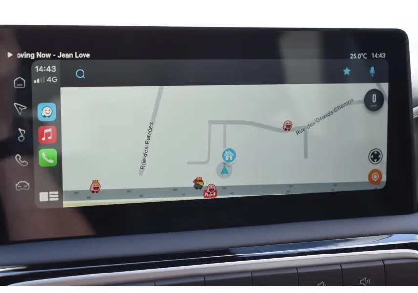 Écran tactile 10,25" du MG3 blanc 2026 affichant la navigation avec interface Apple CarPlay en intérieur.