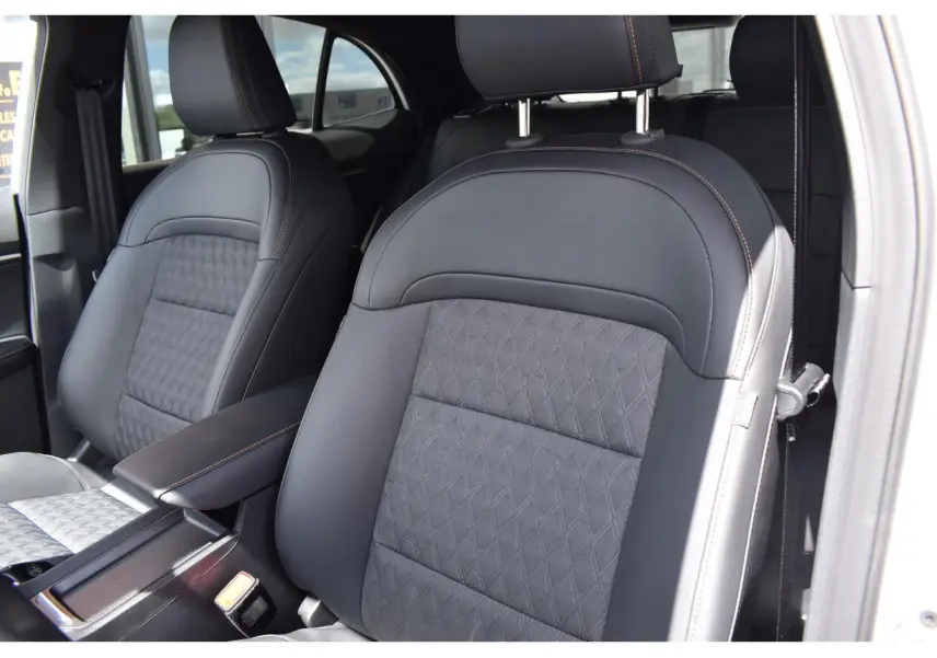 Gros plan sur les sièges avant en cuir noir avec surpiqûres contrastantes à l'intérieur d'une MG3 blanche 2026.