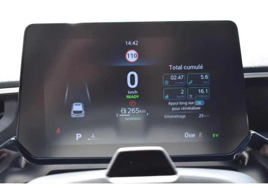 Affichage numérique 7 pouces du tableau de bord MG3 Hybrid+ blanc, montrant la vitesse et l'autonomie.