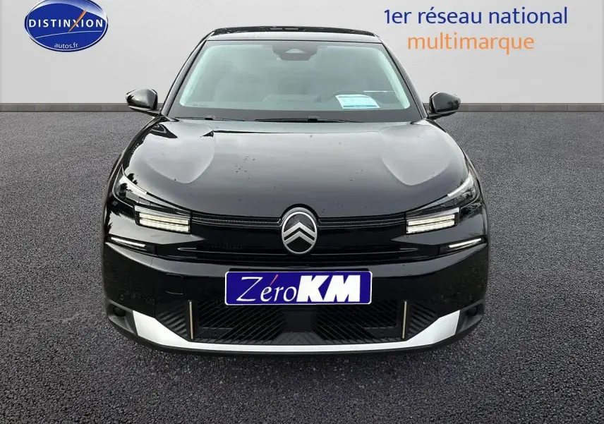 Vue frontale d'une Citroën C4 noire métallisée 2025 avec calandre noire et détails argentés au pare-chocs.