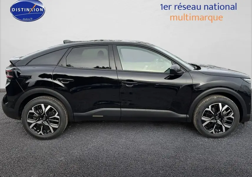 Profil côté gauche d'une Citroën C4 1.2 hybride 136 noire métal avec jantes alliage 18 pouces diamantées.