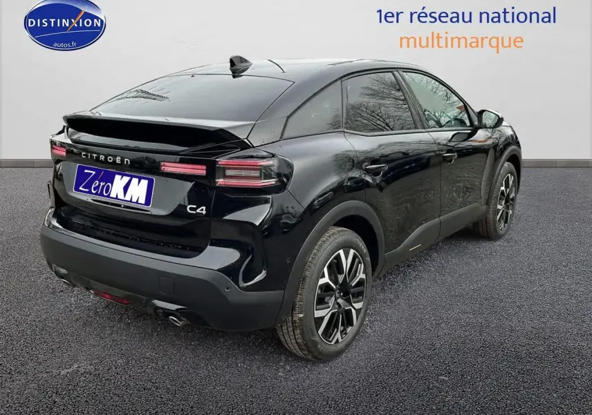 Vue 3/4 arrière droite d'une Citroën C4 noire métal avec jantes alliage 18 pouces et vitres surteintées.