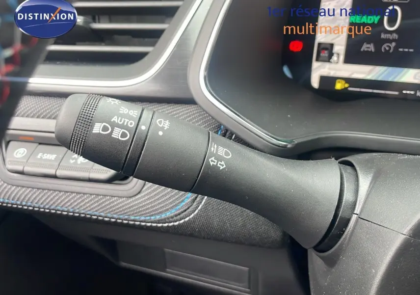 Gros plan sur la commande des feux et clignotants du tableau de bord du Renault Captur E-Tech hybride 2025.