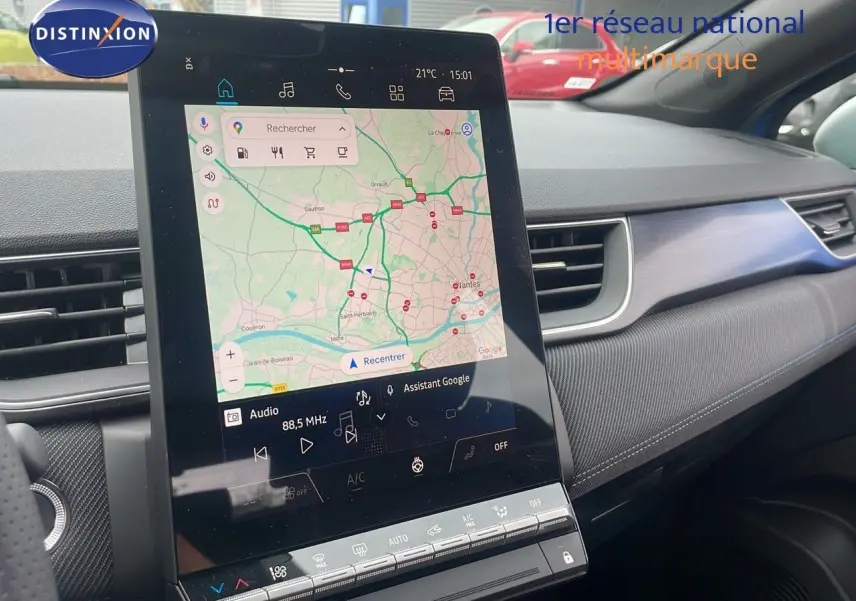 Vue intérieure du tableau de bord du Renault Captur E-Tech Hybrid 2025 avec écran tactile affichant une carte GPS.
