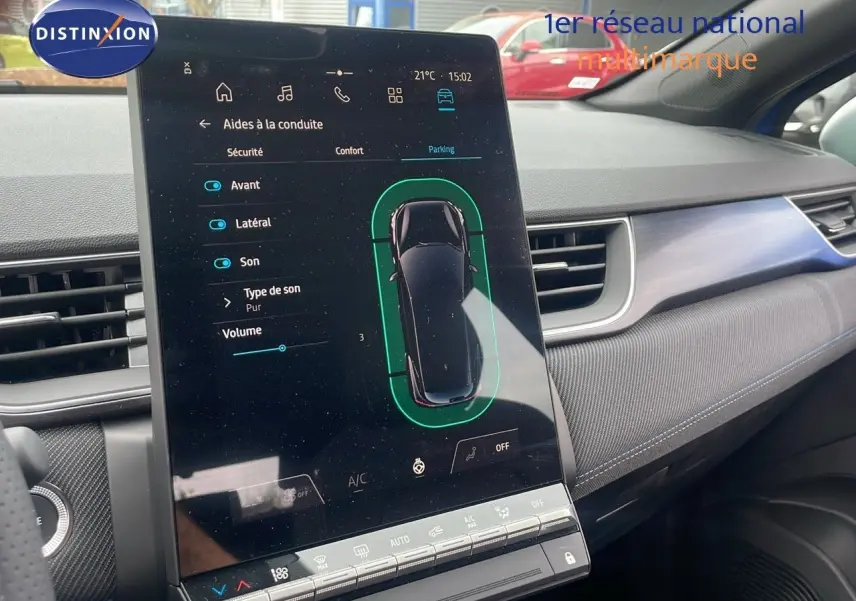 Vue intérieure du tableau de bord du Renault Captur E-Tech hybride 2025, écran tactile central affichant les aides à la conduite.
