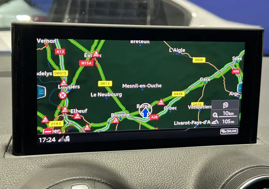 Écran multimédia montrant la caméra de recul avec guidage en bleu et orange sur Audi Q2 noir métal de 2023.