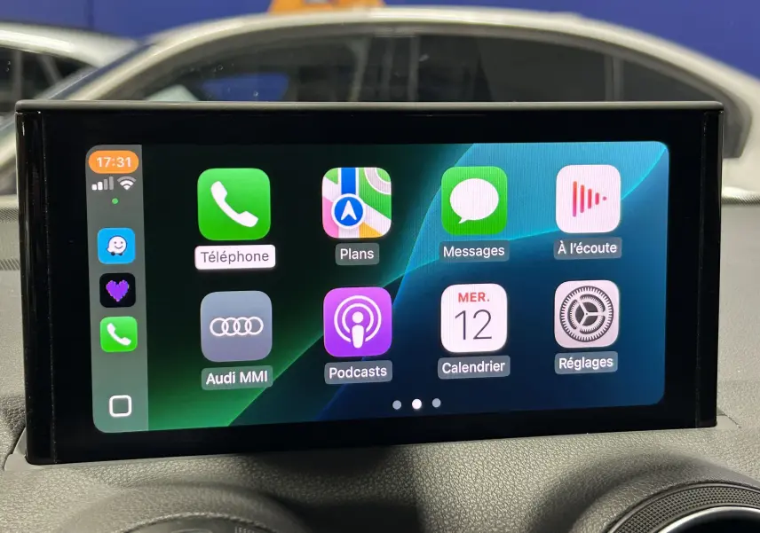 Écran GPS tactile intérieur de l'Audi Q2 35 TFSI S-Line 2023 affichant une carte routière détaillée.
