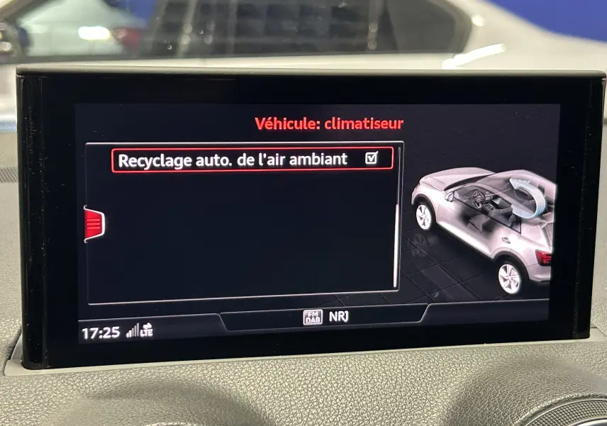 Écran central de navigation Audi connect affichant météo et actualités dans un Audi Q2 35 TFSI noir métal.