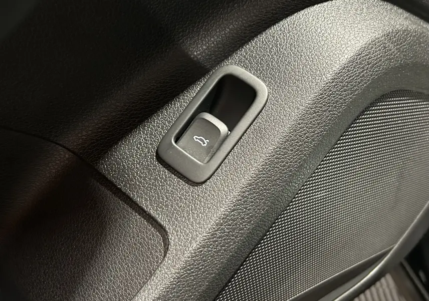 Accoudoir central et siège avant en tissu noir dans l'habitacle de l'Audi Q2 35 TFSI S-Line 2023.