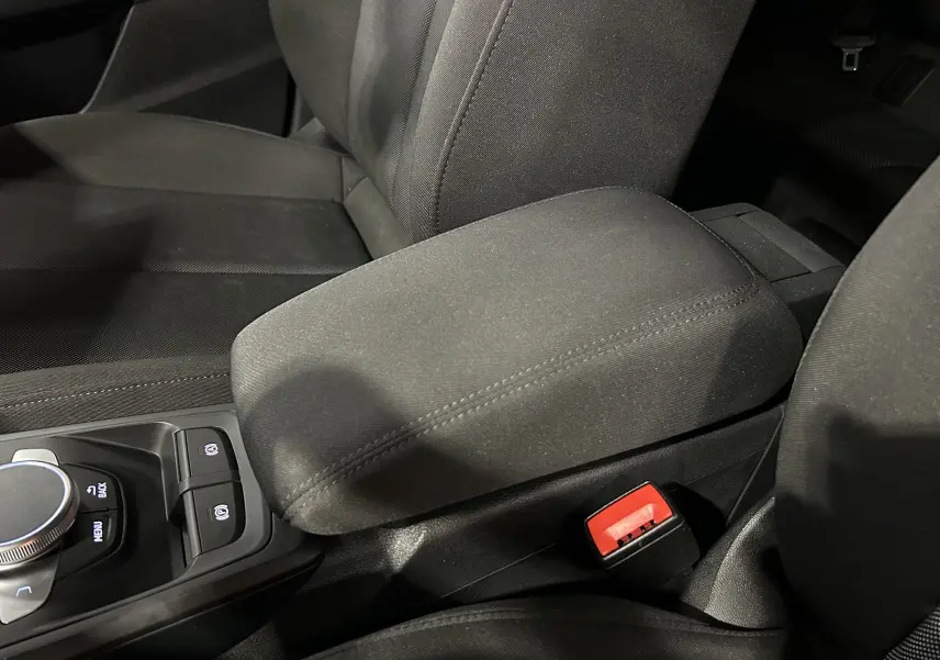 Vue intérieure avant de l'Audi Q2 noir métal 2023, avec tableau de bord moderne et écran GPS central lumineux.