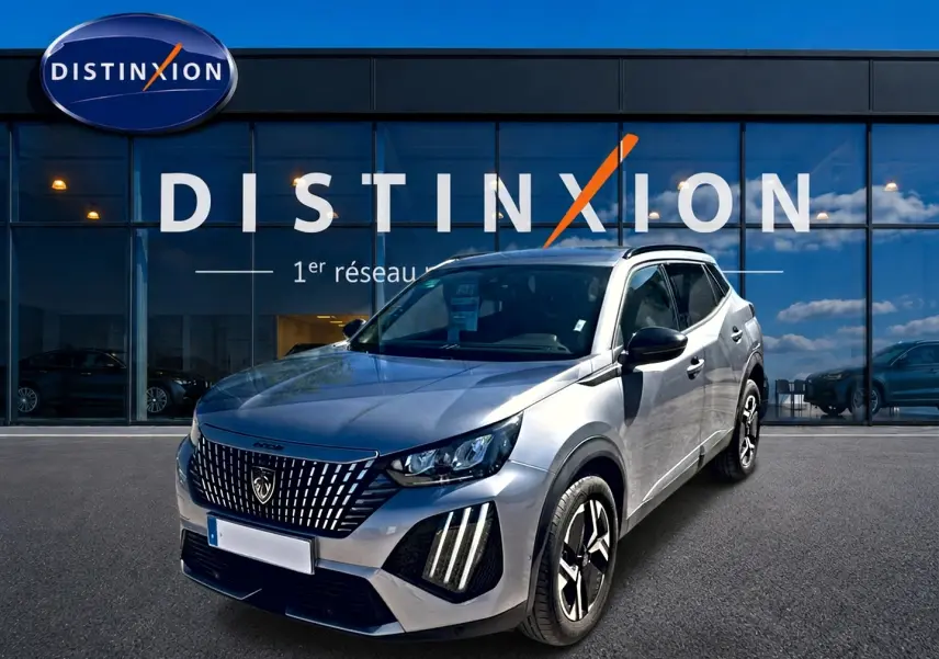 Peugeot 2008 gris artense en 3/4 avant droit, avec calandre distinctive et feux LED verticaux marquants.
