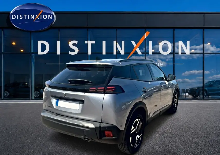 Peugeot 2008 gris Artense vue 3/4 arrière droit, avec feux arrière LED et jantes alu distinctives.