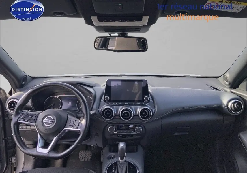 Intérieur noir du Nissan Juke 2021, vue frontale du tableau de bord avec écran tactile et volant multifonction.
