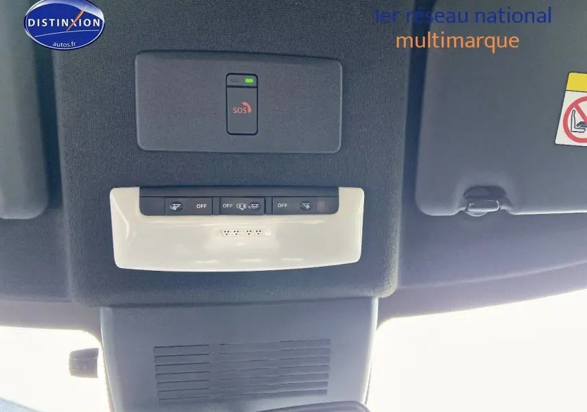 Vue intérieure du plafond avant du Nissan Juke gris clair 2021, avec commandes SOS et éclairage intégré.