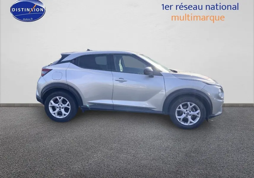 Profil côté gauche d'un Nissan Juke gris clair 2021 avec jantes alliage 17 pouces sur fond neutre.