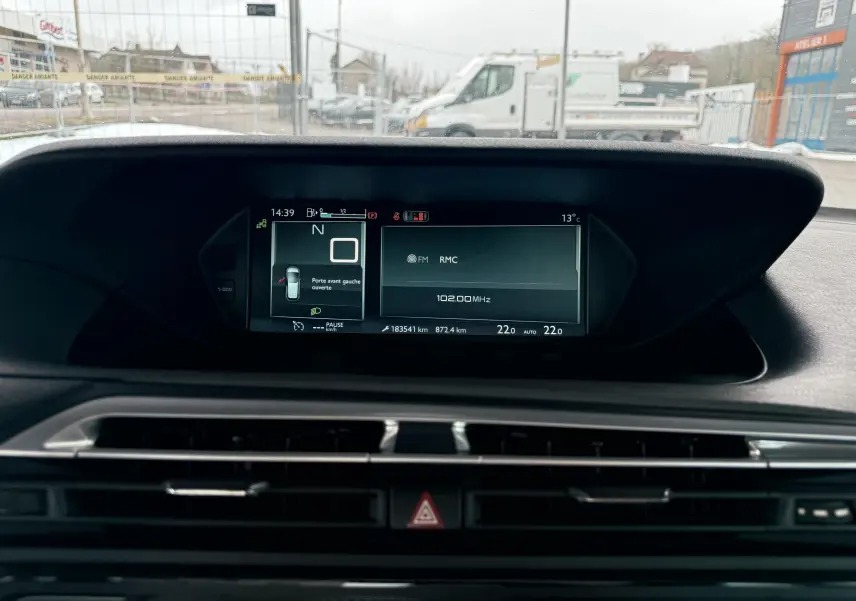 Affichage numérique central du tableau de bord de la Citroën C4 Picasso 2015, montrant porte avant gauche ouverte.