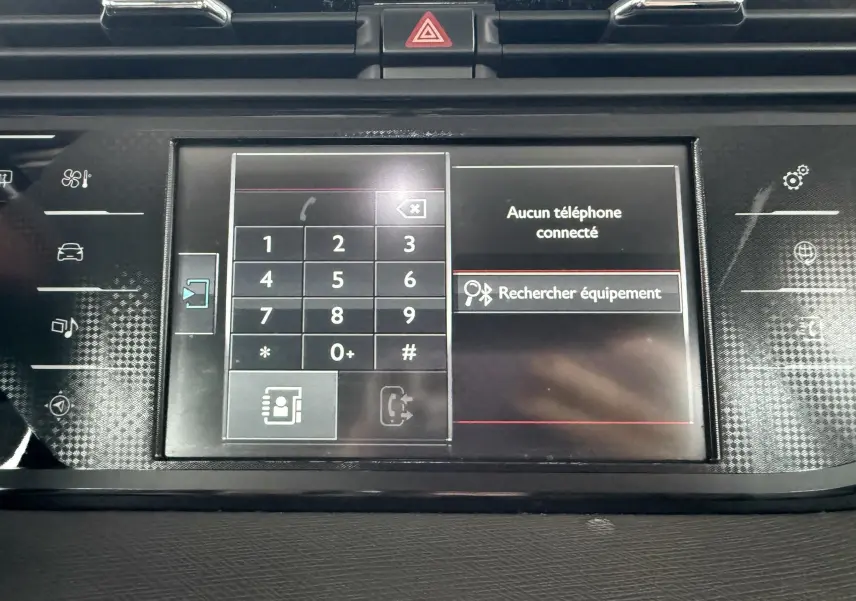 Écran tactile central de la Citroën C4 Picasso 2015 affichant le menu de connexion Bluetooth, vue de face.