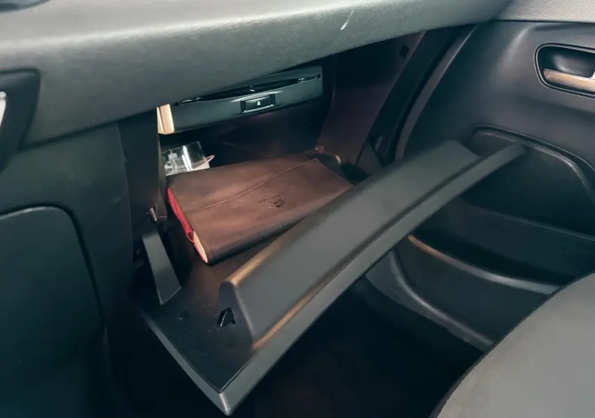 Gant de boîte à gants ouvert côté passager, intérieur noir du Citroën C4 Picasso 2015.