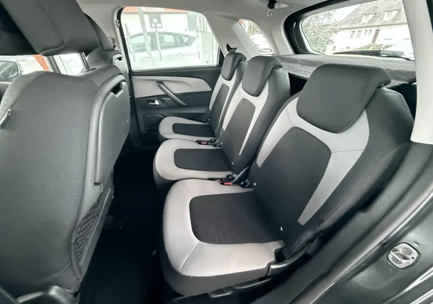 Vue intérieure côté droit des sièges arrière gris clair et noir du Citroën C4 Picasso 2015.