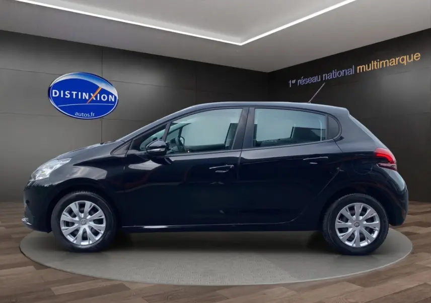 Profil côté gauche d'une Peugeot 208 Affaire BlueHDi 100 noire, vue en intérieur sur fond sombre avec logo Distinxion.