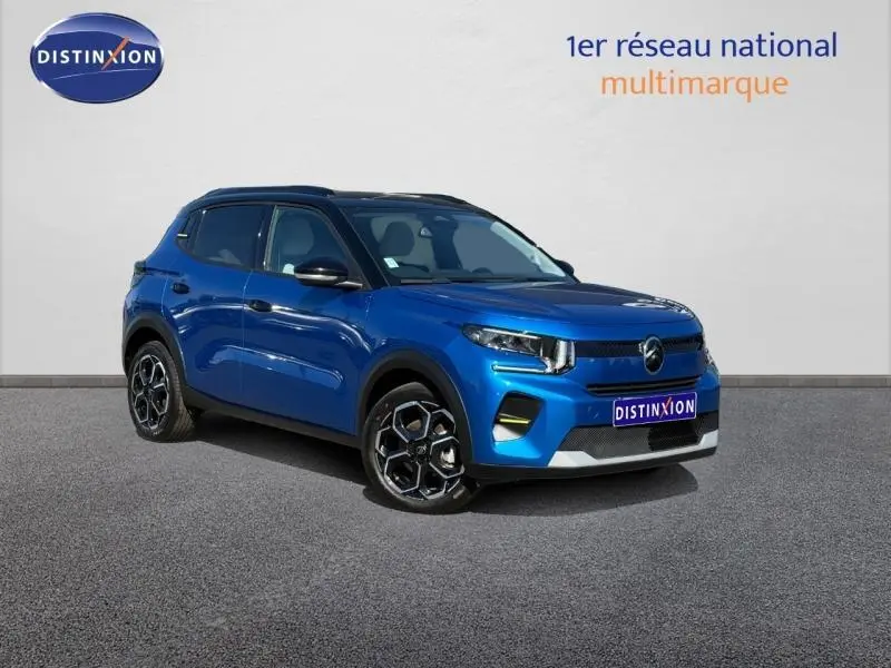 Citroën C3 2025 Bright Blue vue 3/4 avant droit avec toit noir Perla Nera et jantes alu distinctives.
