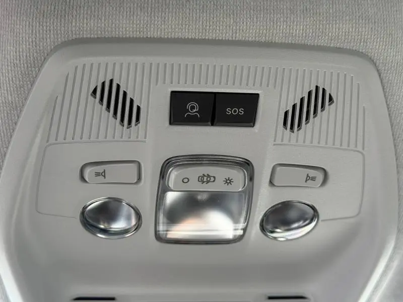 Plafonnier intérieur gris clair de Citroën C3 2025 avec boutons d'éclairage et commandes SOS visibles en gros plan.