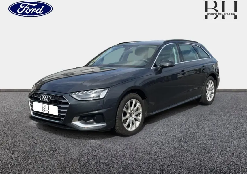 Audi A4 Avant gris Manhattan métallisé vue 3/4 avant droit avec jantes alu et calandre distinctive.