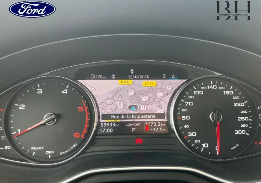 Tableau de bord numérique d'Audi A4 Avant 30 TDI gris Manhattan, affichant la navigation et compteurs à aiguille.
