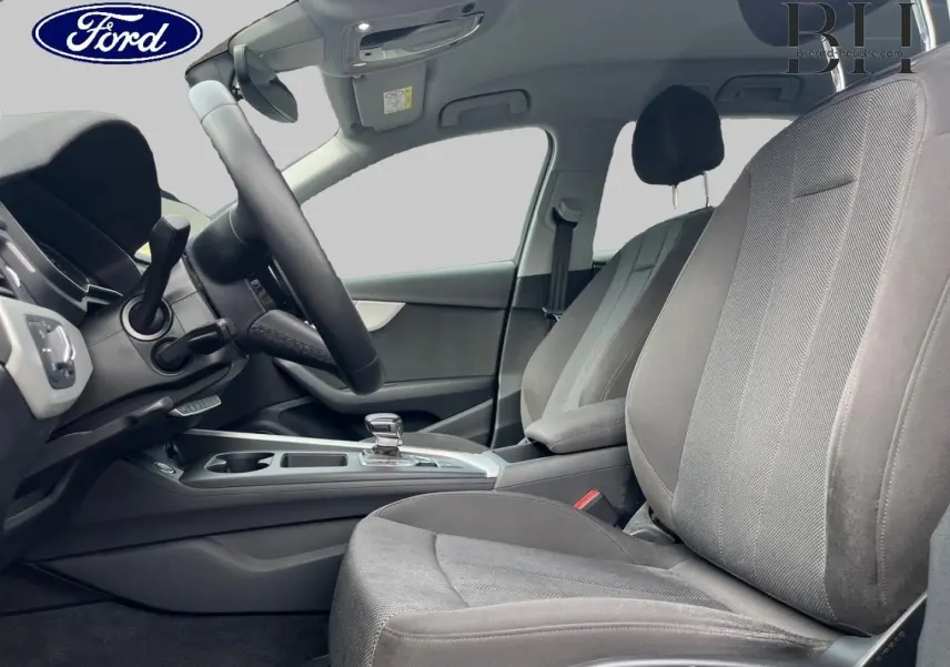 Intérieur avant droit de l'Audi A4 Avant 30 TDI 2022, sièges tissu gris et console centrale avec levier de vitesse automatique.
