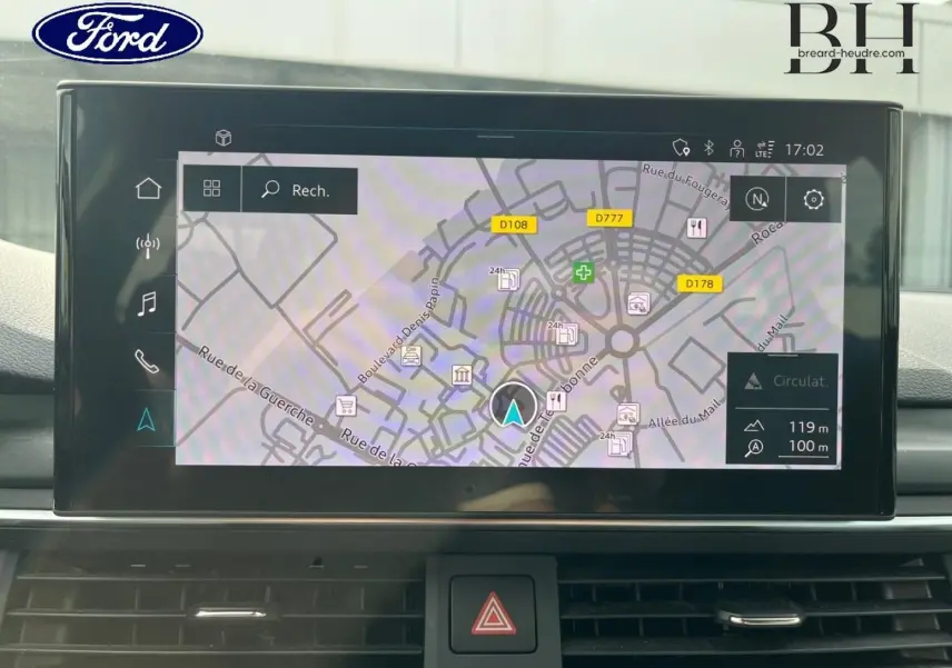 Écran tactile GPS en plan rapproché dans un véhicule Audi A4 Avant gris Manhattan, affichant une carte de navigation.