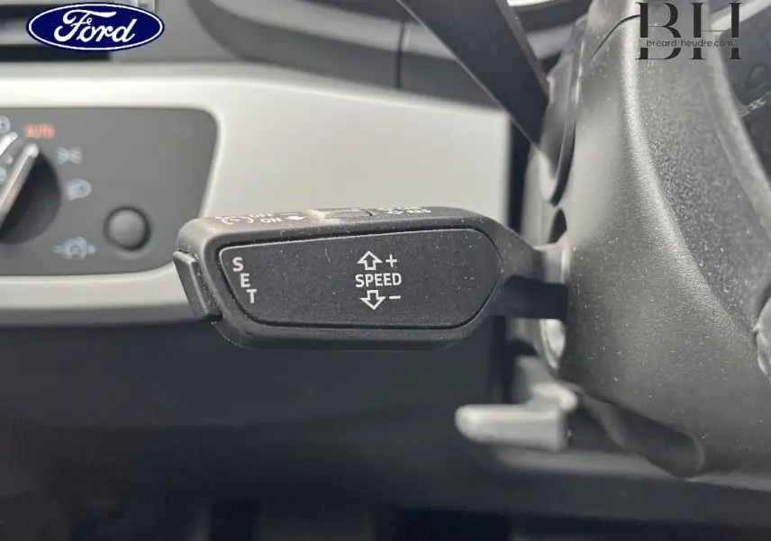 Levier de commande du régulateur de vitesse sur le côté gauche du volant d'une Audi A4 Avant gris Manhattan.