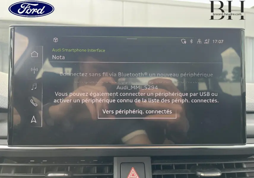 Écran tactile central de l'Audi A4 Avant 30 TDI 2022 affichant l'interface smartphone, avec tableau de bord noir.