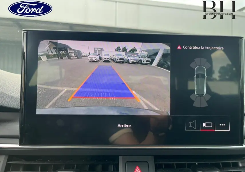Écran de caméra de recul de l'Audi A4 Avant gris Manhattan, vue arrière avec guidage de trajectoire bleu et orange.