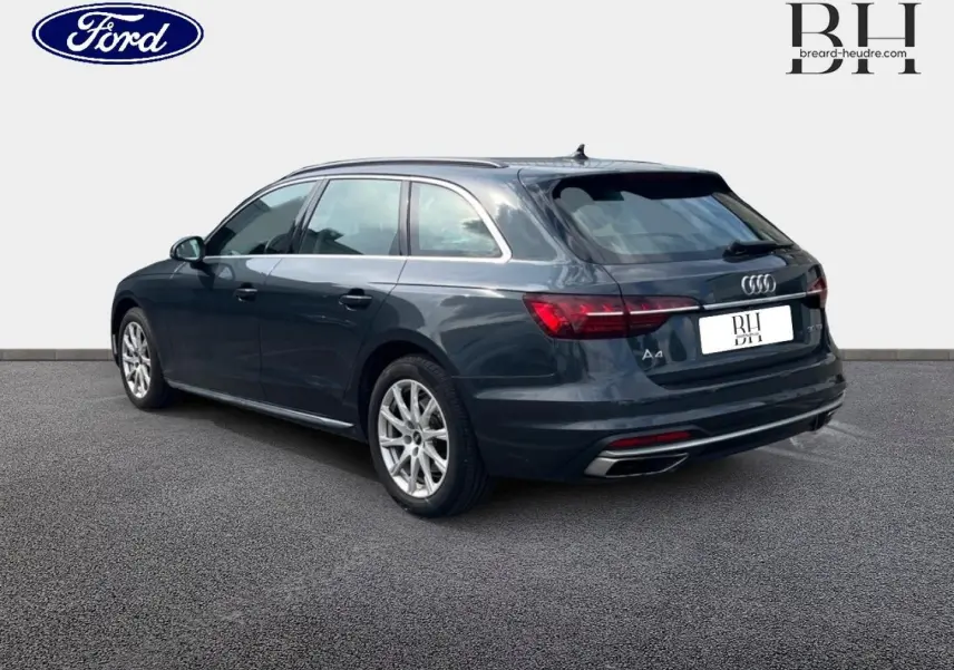 Audi A4 Avant gris Manhattan métallisé vue 3/4 arrière droit avec jantes alu et feux LED distinctifs.