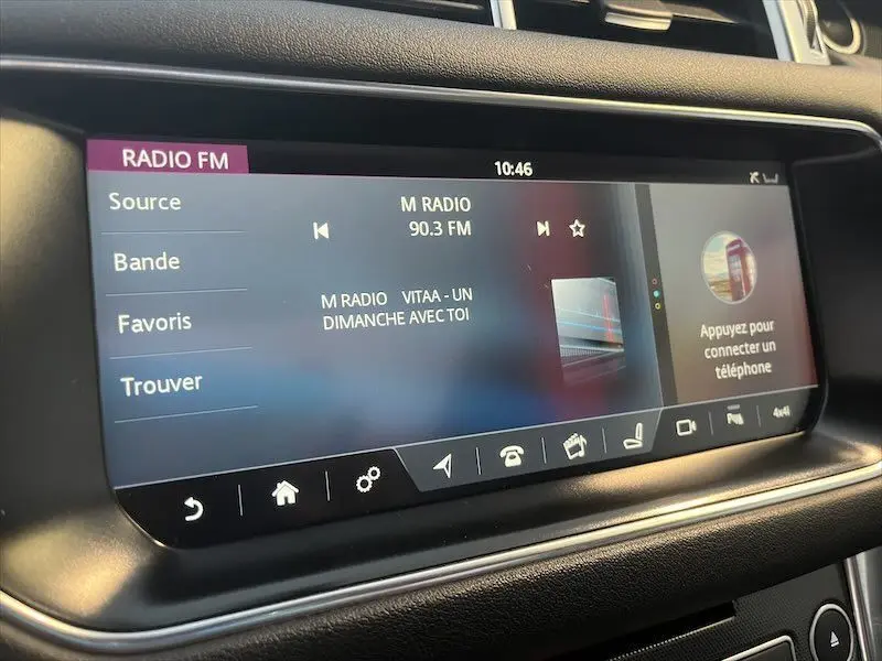 Écran tactile intérieur du Range Rover Sport 2018 affichant la radio FM et les options de connectivité.