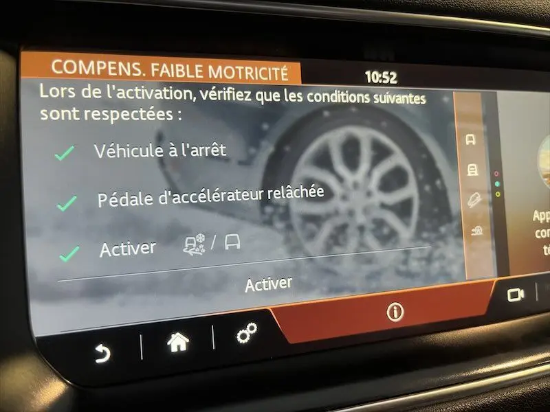 Écran tactile intérieur du Range Rover Sport 2018 affichant les consignes d'activation de la compensation faible motricité.