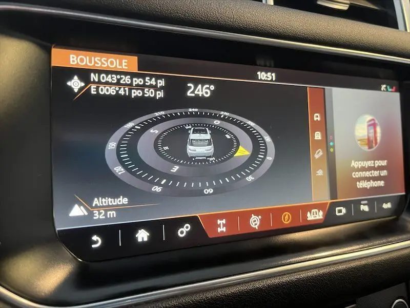 Écran tactile intérieur du Range Rover Sport blanc 2018 montrant la boussole et les coordonnées GPS.