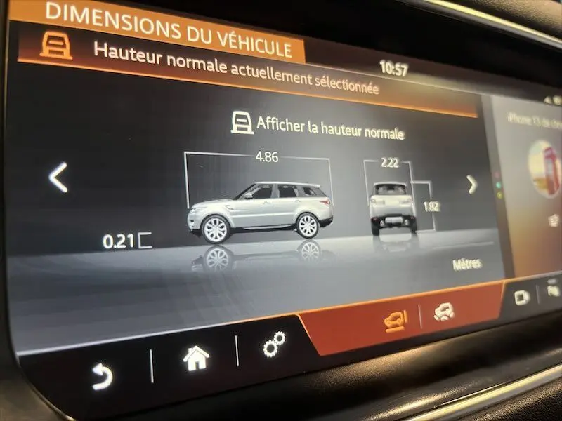 Écran intérieur affichant les dimensions du Range Rover Sport blanc vu de profil et de l'arrière, avec mesures en mètres.