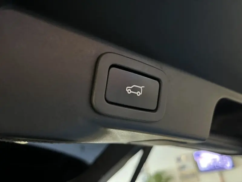 Bouton d'ouverture électrique du coffre intérieur du Range Rover Sport blanc 2018, vue en gros plan.