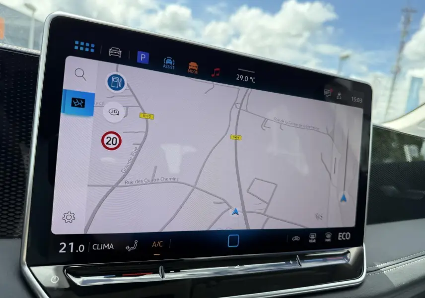Écran tactile 12,9" du système navigation Discover Media dans le Volkswagen Tiguan gris Dauphin, vue intérieure côté passager.
