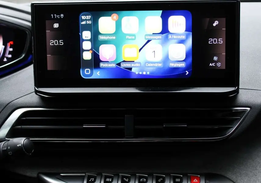 Écran tactile central du Peugeot 3008 2025 affichant des applications, avec commandes climatisation à 20,5°C visibles en intérieur noir.