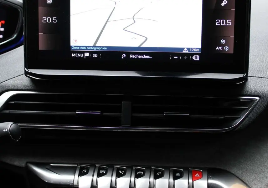Écran tactile central avec navigation et rangée de commandes chromées sur tableau de bord noir du Peugeot 3008 blanc nacré 2025