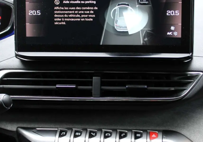 Écran tactile intérieur du Peugeot 3008 2025 affichant l'aide visuelle au parking avec commandes sous la console.