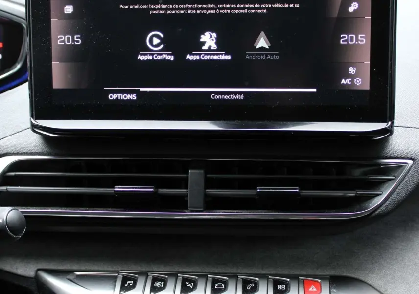 Écran tactile central affichant connectivité Apple CarPlay et Android Auto sur Peugeot 3008 blanc nacré 2025, vue intérieure frontale.